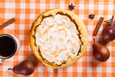Kremalı armut turtası, masada portakal peçeteli ev yapımı pastalar, kahve ve baharatlar. Boşluğu kopyala.