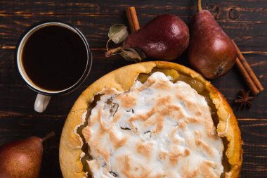 Kremalı armut turtası, ahşap masada ev yapımı hamur işleri, kahve ve baharatlar. Boşluğu kopyala.