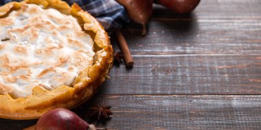 Kremalı armut turtası, ahşap masada ev yapımı pastalar, baharatlı. Boşluğu kopyala.