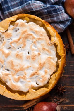 Kremalı armut turtası, ahşap masada ev yapımı pastalar, baharatlı. Boşluğu kopyala.