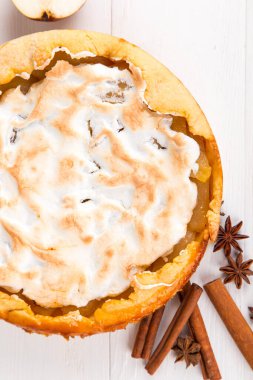 Armutlu lezzetli turta, tarçınlı ev yapımı pasta, tatlı tatlı kahvaltısı. Boşluğu kopyala.