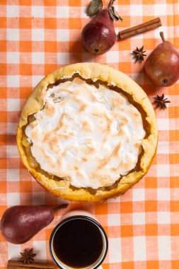 Kremalı armut turtası, masada portakal peçeteli ev yapımı pastalar, kahve ve baharatlar. Boşluğu kopyala.