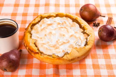 Kremalı armut turtası, masada portakal peçeteli ev yapımı pastalar, kahve ve baharatlar. Boşluğu kopyala.