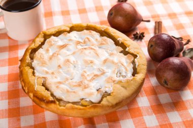 Kremalı armut turtası, masada portakal peçeteli ev yapımı pastalar, kahve ve baharatlar. Boşluğu kopyala.