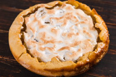 Kremalı armut turtası, ahşap masada ev yapımı pastalar. Boşluğu kopyala.