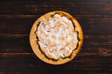 Kremalı armut turtası, ahşap masada ev yapımı pastalar. Boşluğu kopyala.