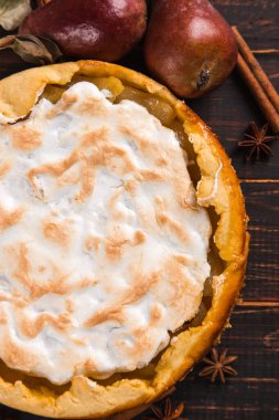 Kremalı armut turtası, ahşap masada ev yapımı pastalar, baharatlı. Boşluğu kopyala.