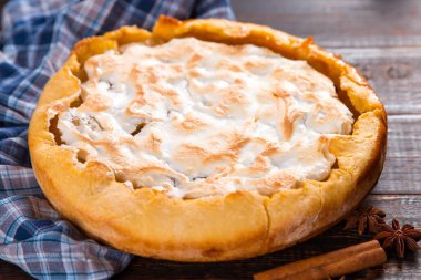 Kremalı armut turtası, ahşap masada ev yapımı pastalar, baharatlı. Boşluğu kopyala.