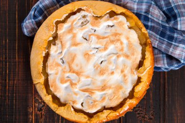 Kremalı armut turtası, ahşap masada ev yapımı pastalar. Boşluğu kopyala.