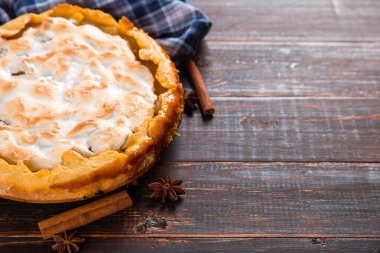 Kremalı armut turtası, ahşap masada ev yapımı pastalar, baharatlı. Boşluğu kopyala.