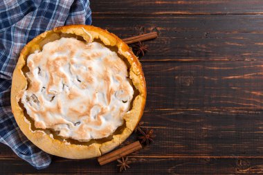 Kremalı armut turtası, ahşap masada ev yapımı pastalar, baharatlı. Boşluğu kopyala.