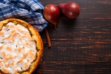 Kremalı armut turtası, ahşap masada ev yapımı pastalar, baharatlı. Boşluğu kopyala.
