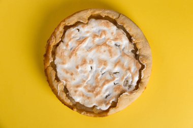 Sarı arka planda mavi peçeteli armut turtası, ev yapımı lezzetli hamur işleri. Boşluğu kopyala.