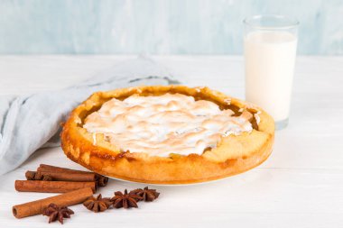 Lezzetli armut turtası, tarçınlı ve sütlü ev yapımı pasta, tatlı tatlı kahvaltısı. Boşluğu kopyala.