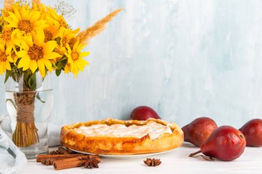 Lezzetli armut turtası, tarçınlı ev yapımı pasta, çiçekler, tatlı tatlı kahvaltı. Boşluğu kopyala.