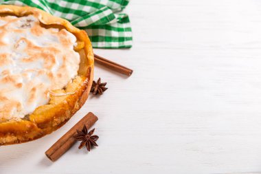 Kremalı armut turtası, yeşil peçeteli ev yapımı pastalar..