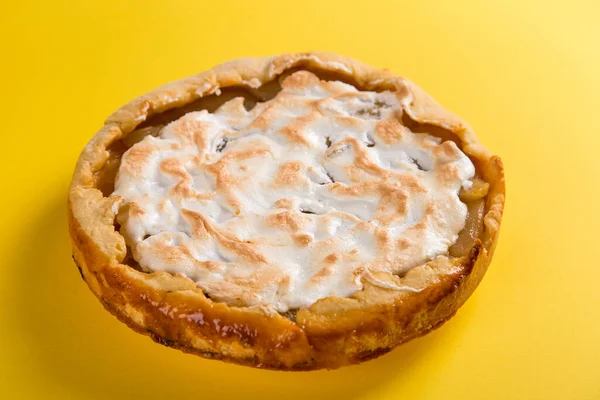 노란색 배경에 파이를 놓습니다 집에서 맛있는 과자라는 개념이죠 — 스톡 사진