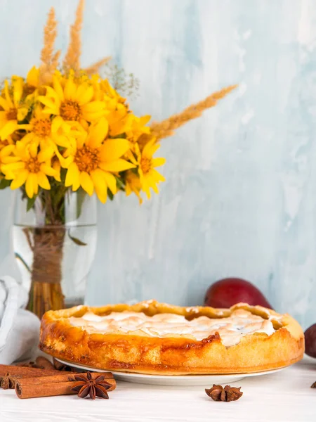 おいしいパイ シナモンと花の自家製ペストリー 甘いデザートの朝食を梨 スペースのコピー — ストック写真