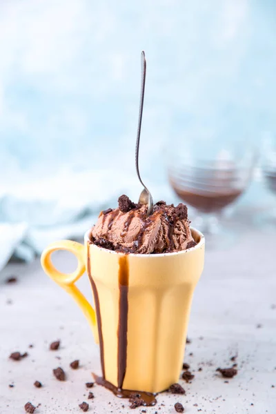 Choklad Brun Glass Vanlig Gul Mugg Och Sked Blå Bakgrund — Stockfoto