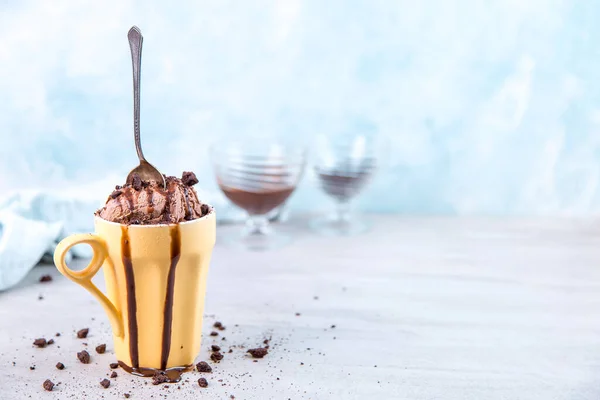 Choklad Brun Glass Vanlig Gul Mugg Och Sked Blå Bakgrund — Stockfoto