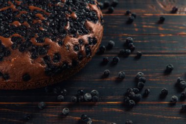 Böğürtlenli yaban mersini turtası, ev yapımı taze hamur işleri, ahşap arka planda. Boşluğu kopyala.