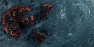 Böğürtlenli yaban mersinli turta, ev yapımı taze hamur işleri, taş zeminde. Boşluğu kopyala.