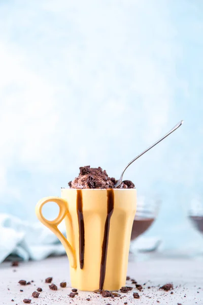 Шоколадно Коричневе Морозиво Звичайній Жовтій Чашці Ложці Синьому Фоні Топінгом — стокове фото