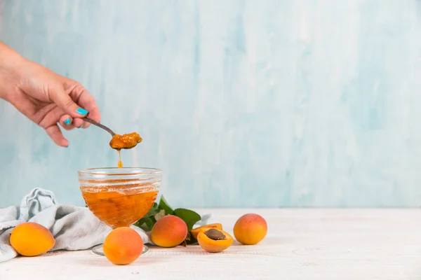 Mermelada Albaricoque Plato Vidrio Albaricoques Maduros Una Mesa Blanca — Foto de Stock