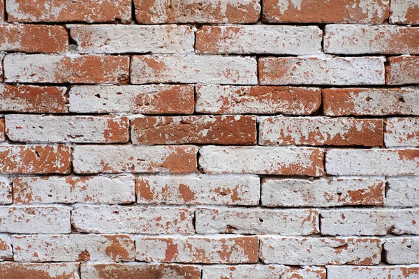 Arka plan beyaz, doku peeling ile eski vintage tuğla duvar
