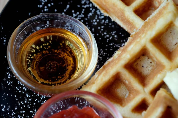 Süße Waffelschüssel Aus Nächster Nähe Sirup — Stockfoto