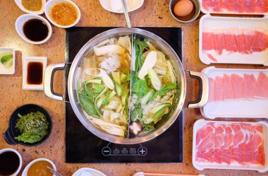 Üstten görünüm Shabu shabu pot et ve Restaurant tüm madde ile haşlanmış.