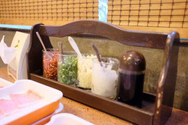 Küme Shabu shabu ve Suki yaki Restaurant baharat yakın çekim.