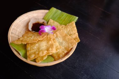 Gevrek ederdik. Restaurant, Tay tarzında biber soslu kızarmış Mantı yaprak sepeti hizmet.