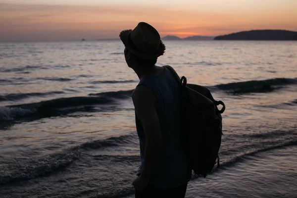 Un jeune voyageur masculin réfléchi et calme routard regardant vers la mer et pensant au voyage . — Photo