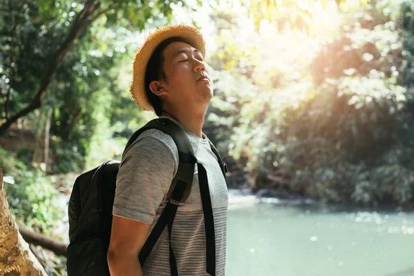 Jeune voyageur asiatique profitant et inhalant de l'air sain dans la forêt naturelle verte - air frais et bien-être de la vie . — Photo
