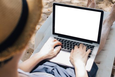 Yakın çekim Genç erkek iş Freelancer/dijital göçebe beyaz ekran ile dizüstü bilgisayar üzerinde çalışma-herhangi bir grafik eklemek için hazır.