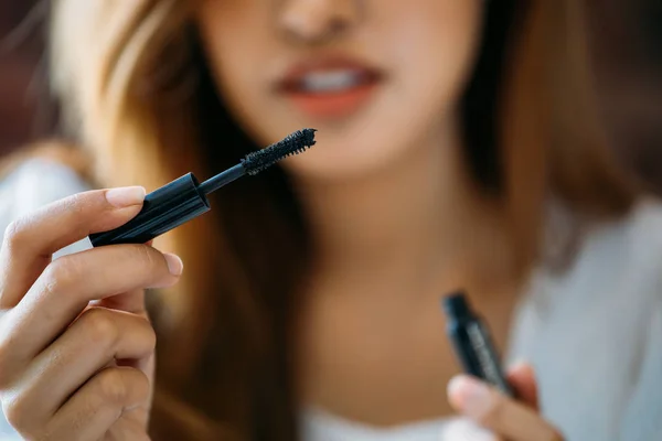 Mujer asiática mostrando rímel negro — Foto de Stock