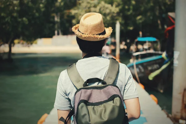 Retour d'un jeune voyageur solo marchant sur le chemin vers une île tropicale en Thaïlande — Photo