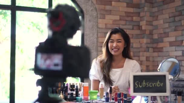 Ασιατικές γυναίκα εγγραφή βίντεο σχετικά με τα καλλυντικά με DSLR σε τρίποδο — Αρχείο Βίντεο