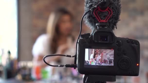 Asian woman recording video about cosmetics with DSLR on tripod — Stock Video