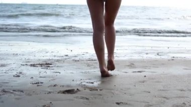 Genç kadının doğru deniz okyanus mutlu ruh hali ile çalışan düşük açılı görünüş