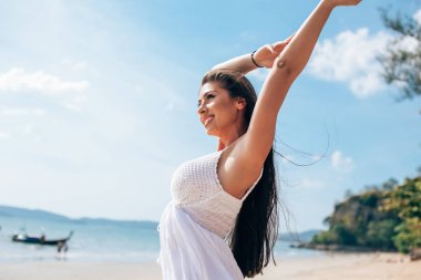 Çekici güzel kadın gülümsüyor uzakta görünümlü süre