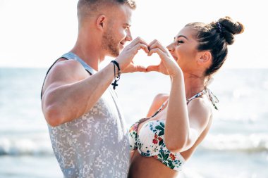 Romantik aşk çift birlikte bir kalp şekli yapma