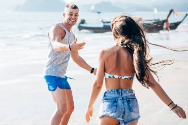 Oynak adam çağrıları onu kız arkadaşı doğru deniz