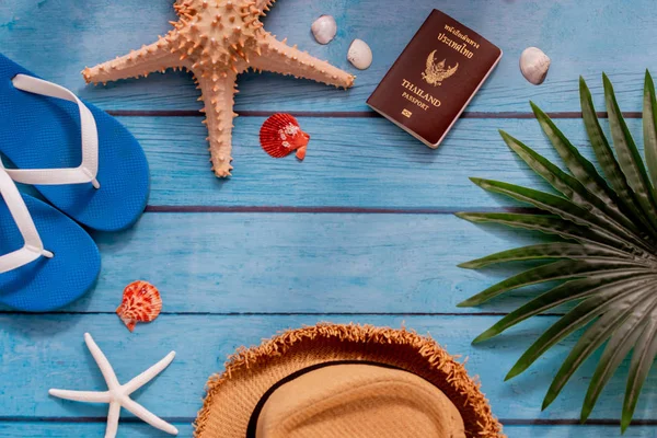 Starfishes nära hatt, flip flops och Thailand pass — Stockfoto