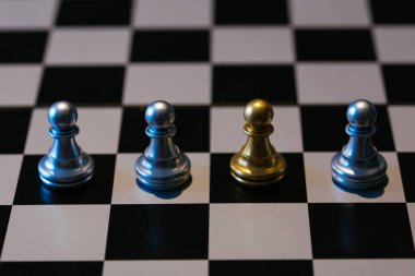 Gümüş arasında altın satranç parçası
