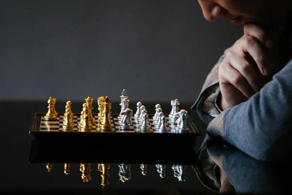 Ciddi işadamı satranç oynuyor ve hareket üzerinde düşünme — Stok fotoğraf