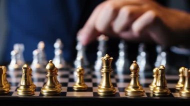 Satranç oynayan işadamı kırpılmış shot