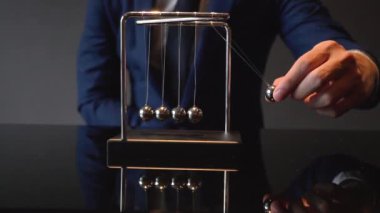 Newton beşik topu çekerek işadamı kırpılmış shot