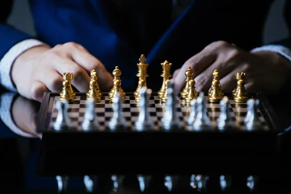 Nerozpoznatelný mužské myšlení nad šachy — Stock fotografie
